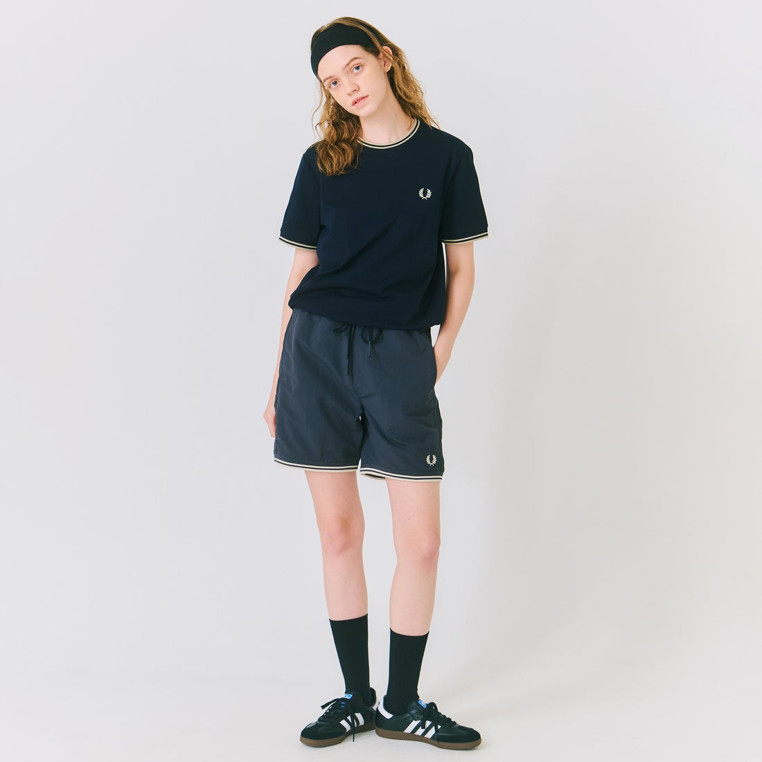 FRED PERRY [フレッドペリー] 別注 ツインティップライン ワンポイントロゴ刺繍Tシャツ [M1588-JF] NVY/OAT