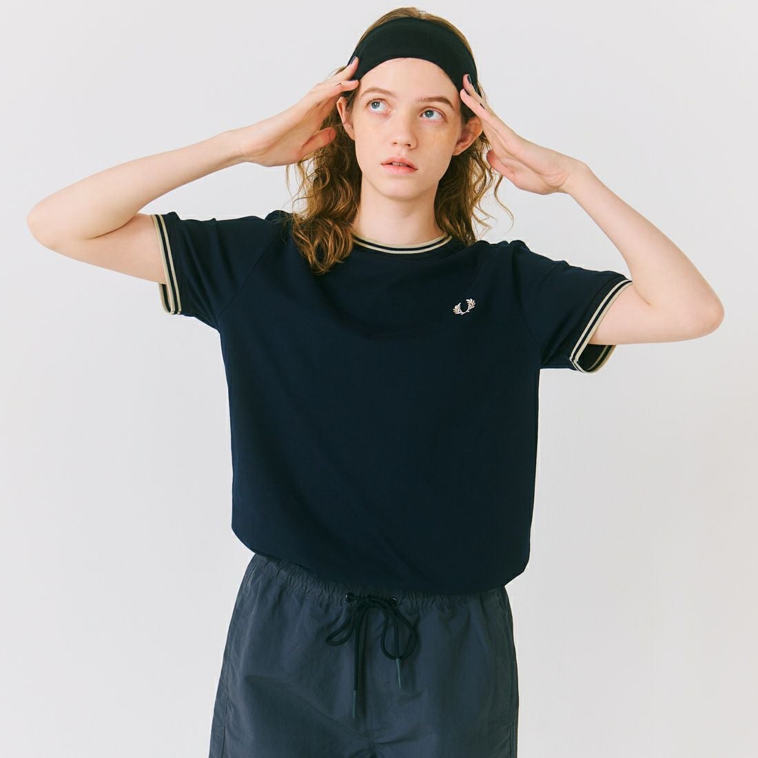 FRED PERRY [フレッドペリー] 別注 ツインティップライン ワンポイントロゴ刺繍Tシャツ [M1588-JF] NVY/OAT