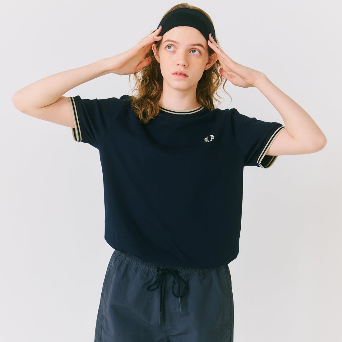 FRED PERRY [フレッドペリー] 別注 ツインティップライン ワンポイントロゴ刺繍Tシャツ [M1588-JF] NVY/OAT