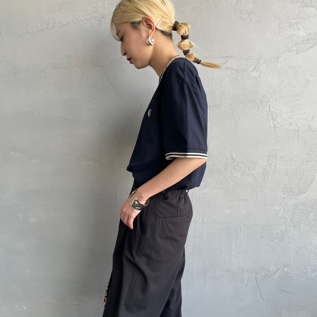 FRED PERRY [フレッドペリー] 別注 ツインティップライン ワンポイントロゴ刺繍Tシャツ [M1588-JF] NVY/OAT &&モデル身長：150cm 着用サイズ：S&&