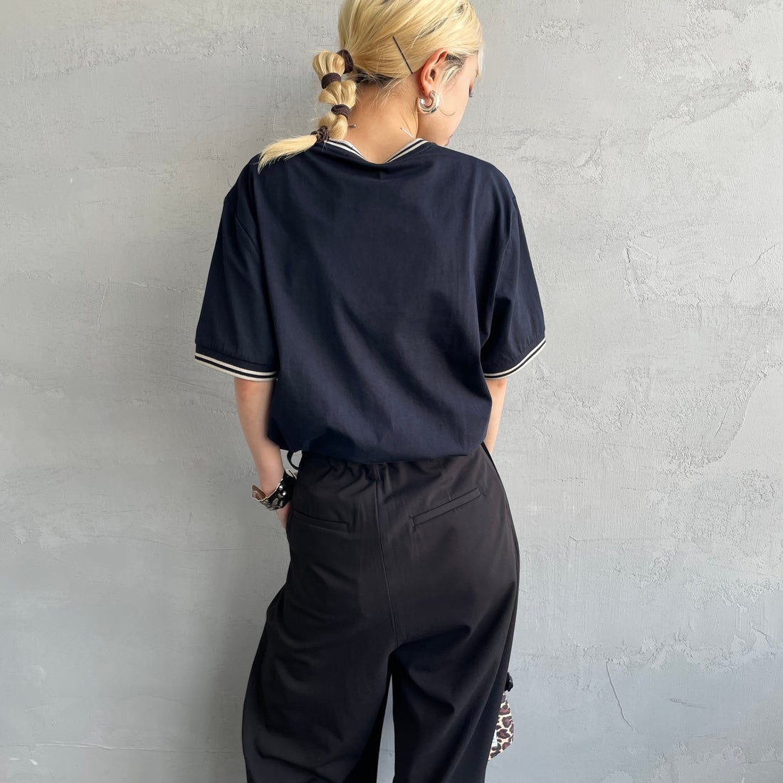 FRED PERRY [フレッドペリー] 別注 ツインティップライン ワンポイントロゴ刺繍Tシャツ [M1588-JF] NVY/OAT &&モデル身長：150cm 着用サイズ：S&&