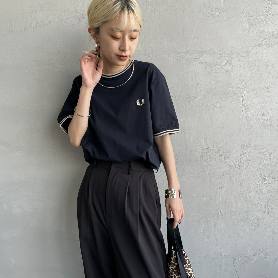 FRED PERRY [フレッドペリー] 別注 ツインティップライン ワンポイントロゴ刺繍Tシャツ [M1588-JF] NVY/OAT &&モデル身長：150cm 着用サイズ：S&&