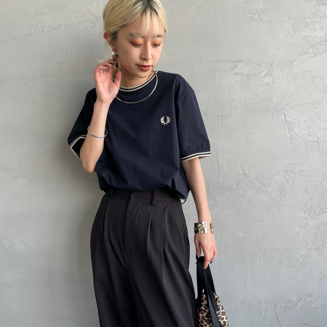 FRED PERRY [フレッドペリー] 別注 ツインティップライン ワンポイントロゴ刺繍Tシャツ [M1588-JF] NVY/OAT &&モデル身長：150cm 着用サイズ：S&&