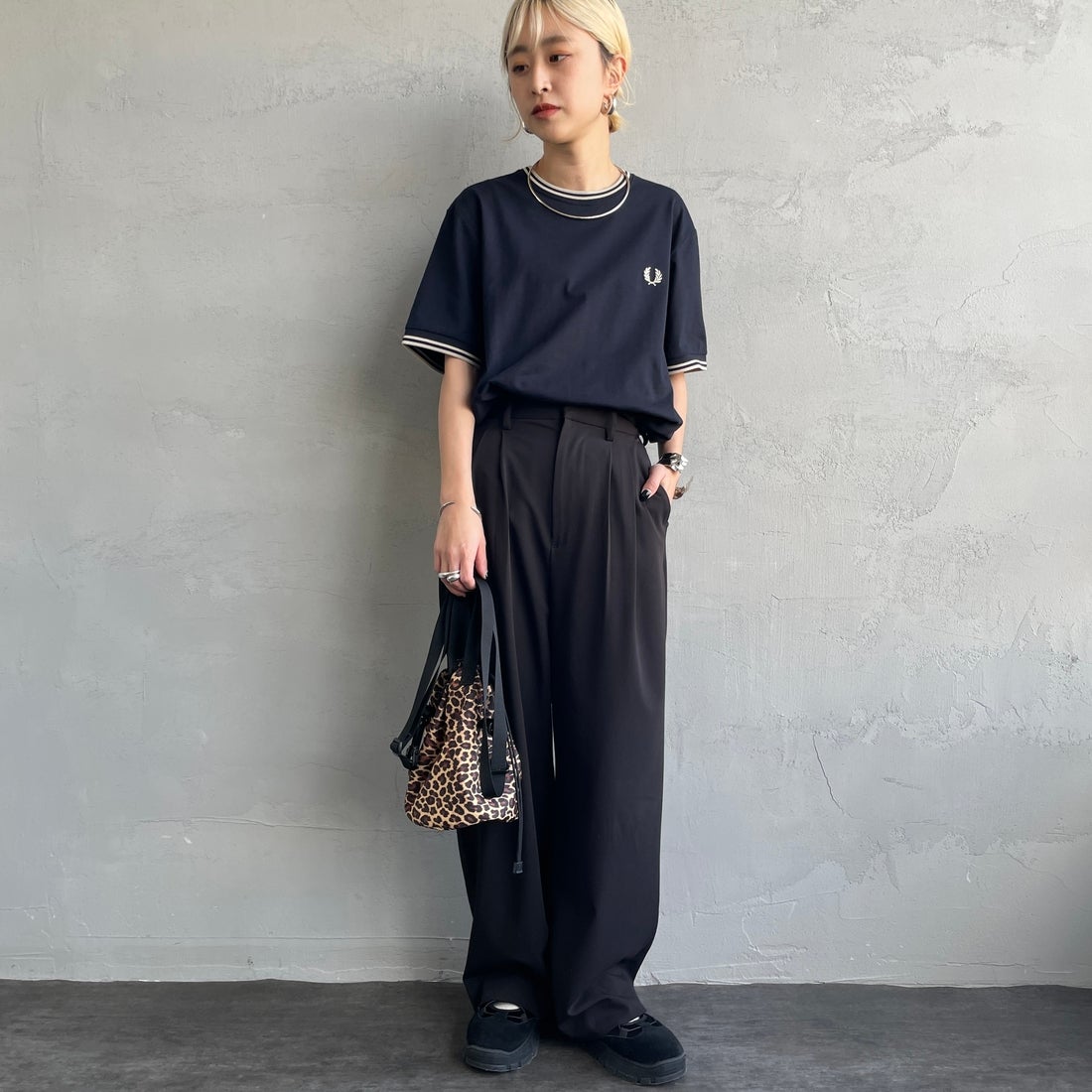 FRED PERRY [フレッドペリー] 別注 ツインティップライン ワンポイントロゴ刺繍Tシャツ [M1588-JF] NVY/OAT &&モデル身長：150cm 着用サイズ：S&&