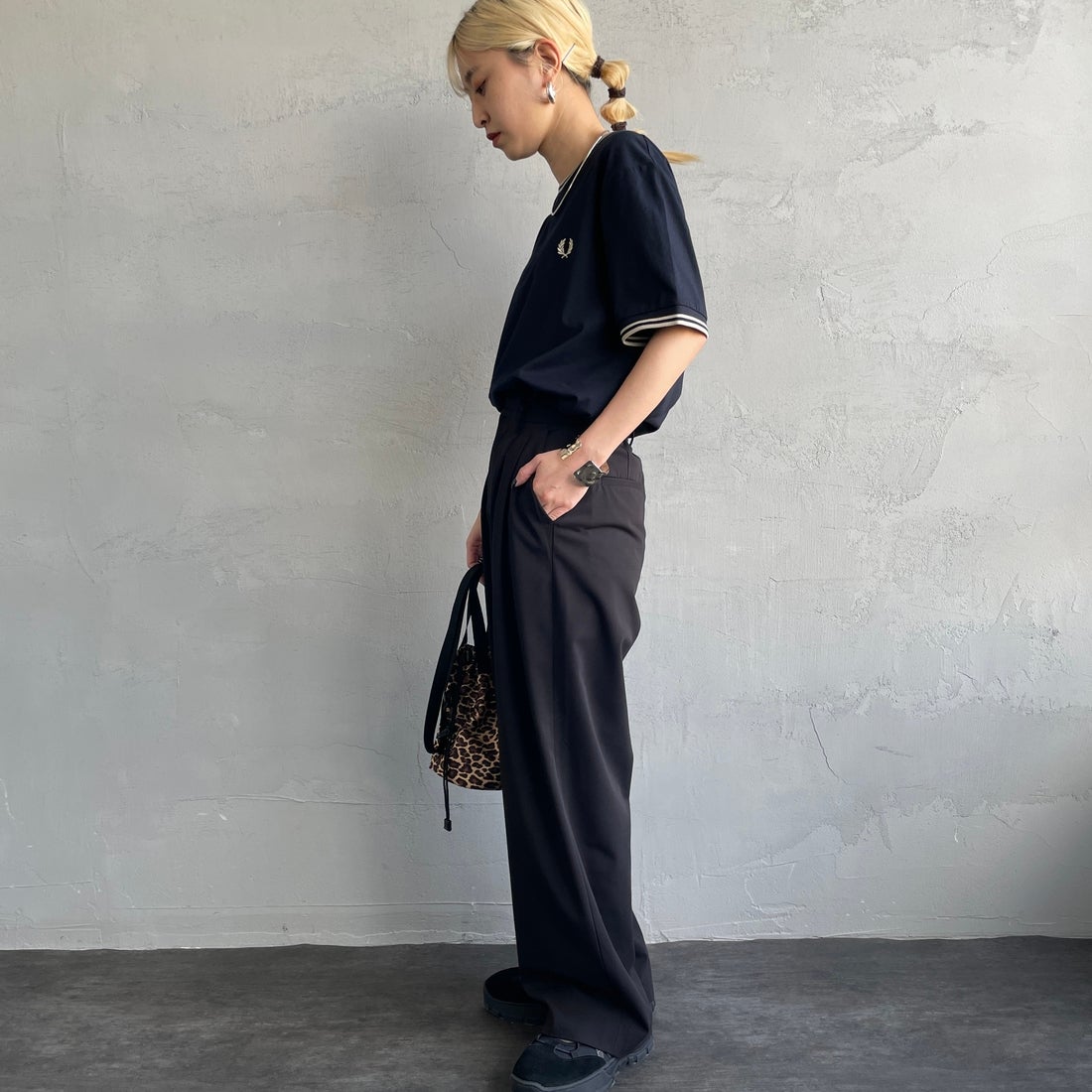 FRED PERRY [フレッドペリー] 別注 ツインティップライン ワンポイントロゴ刺繍Tシャツ [M1588-JF] NVY/OAT &&モデル身長：150cm 着用サイズ：S&&