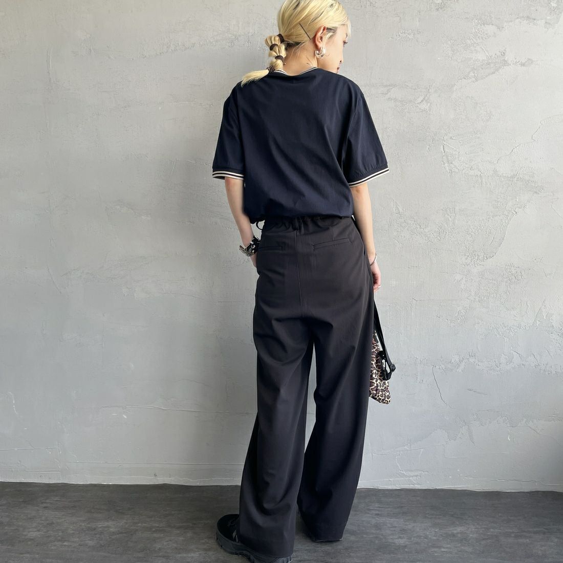 FRED PERRY [フレッドペリー] 別注 ツインティップライン ワンポイントロゴ刺繍Tシャツ [M1588-JF] NVY/OAT &&モデル身長：150cm 着用サイズ：S&&