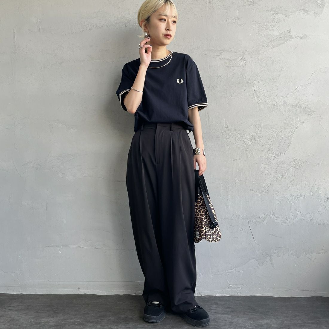 FRED PERRY [フレッドペリー] 別注 ツインティップライン ワンポイントロゴ刺繍Tシャツ [M1588-JF] NVY/OAT &&モデル身長：150cm 着用サイズ：S&&