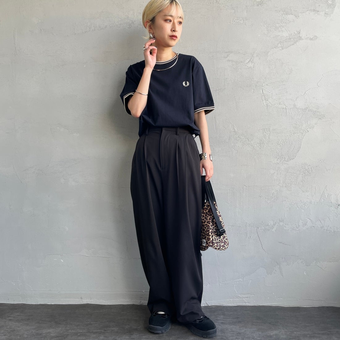 FRED PERRY [フレッドペリー] 別注 ツインティップライン ワンポイントロゴ刺繍Tシャツ [M1588-JF] NVY/OAT &&モデル身長：150cm 着用サイズ：S&&