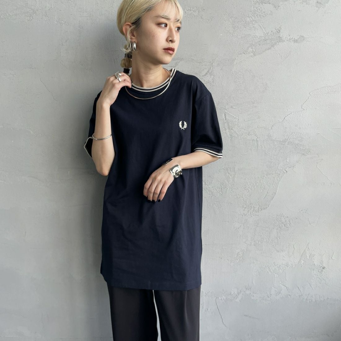 FRED PERRY [フレッドペリー] 別注 ツインティップライン ワンポイントロゴ刺繍Tシャツ [M1588-JF] NVY/OAT &&モデル身長：150cm 着用サイズ：S&&