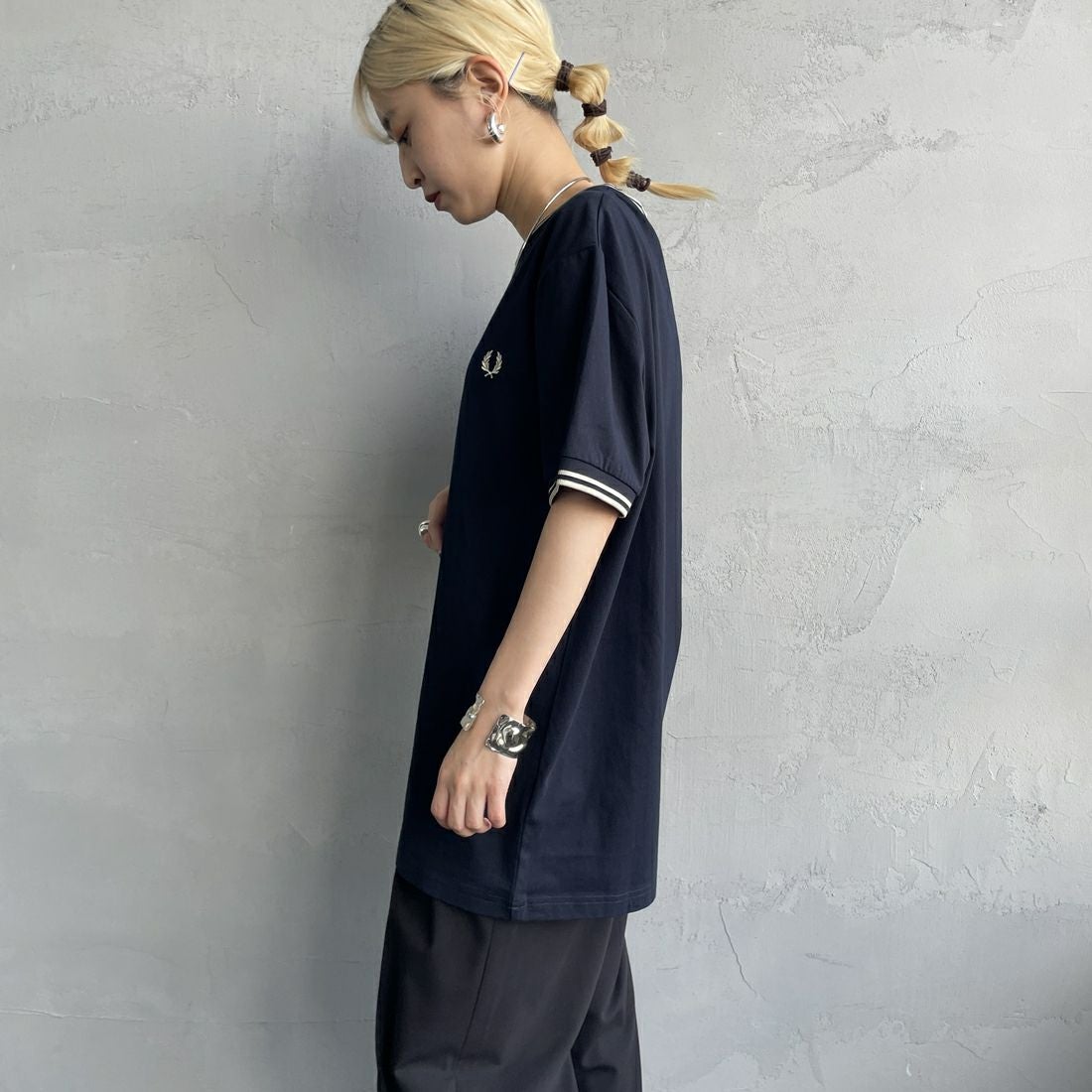 FRED PERRY [フレッドペリー] 別注 ツインティップライン ワンポイントロゴ刺繍Tシャツ [M1588-JF] NVY/OAT &&モデル身長：150cm 着用サイズ：S&&