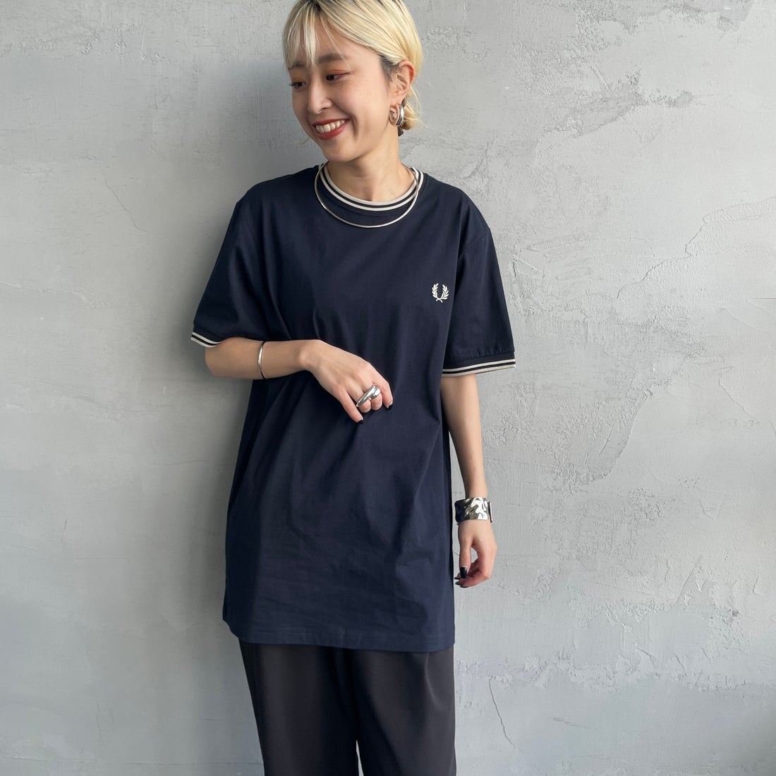 FRED PERRY [フレッドペリー] 別注 ツインティップライン ワンポイントロゴ刺繍Tシャツ [M1588-JF] NVY/OAT &&モデル身長：150cm 着用サイズ：S&&