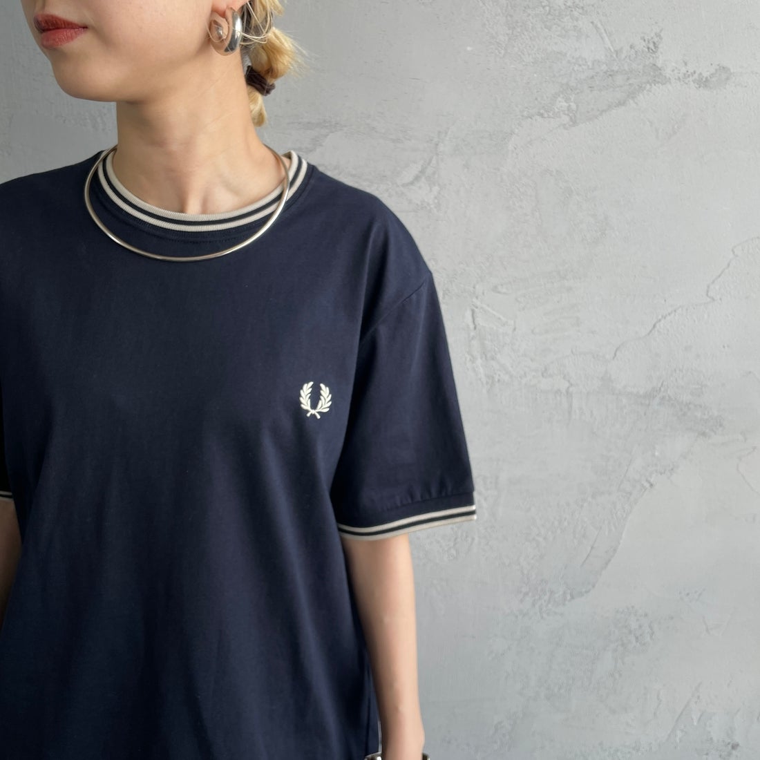 FRED PERRY [フレッドペリー] 別注 ツインティップライン ワンポイントロゴ刺繍Tシャツ [M1588-JF] NVY/OAT&&モデル身長：150cm 着用サイズ：S&&