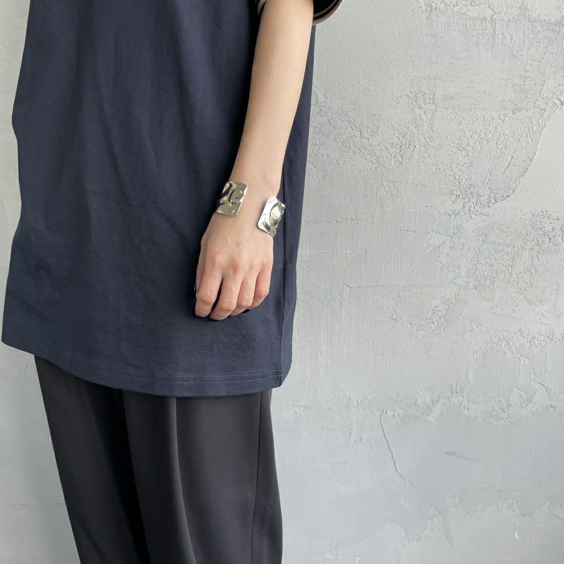 FRED PERRY [フレッドペリー] 別注 ツインティップライン ワンポイントロゴ刺繍Tシャツ [M1588-JF] NVY/OAT&&モデル身長：150cm 着用サイズ：S&&