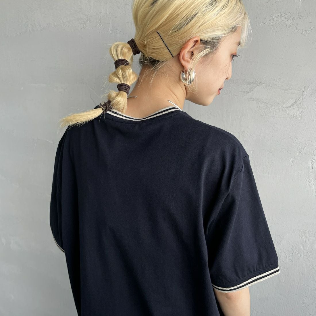 FRED PERRY [フレッドペリー] 別注 ツインティップライン ワンポイントロゴ刺繍Tシャツ [M1588-JF] NVY/OAT&&モデル身長：150cm 着用サイズ：S&&