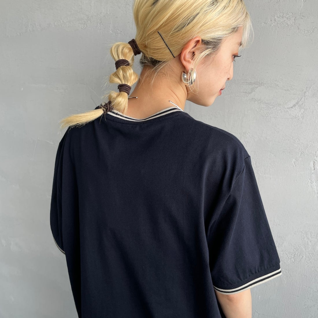 FRED PERRY [フレッドペリー] 別注 ツインティップライン ワンポイントロゴ刺繍Tシャツ [M1588-JF] NVY/OAT&&モデル身長：150cm 着用サイズ：S&&