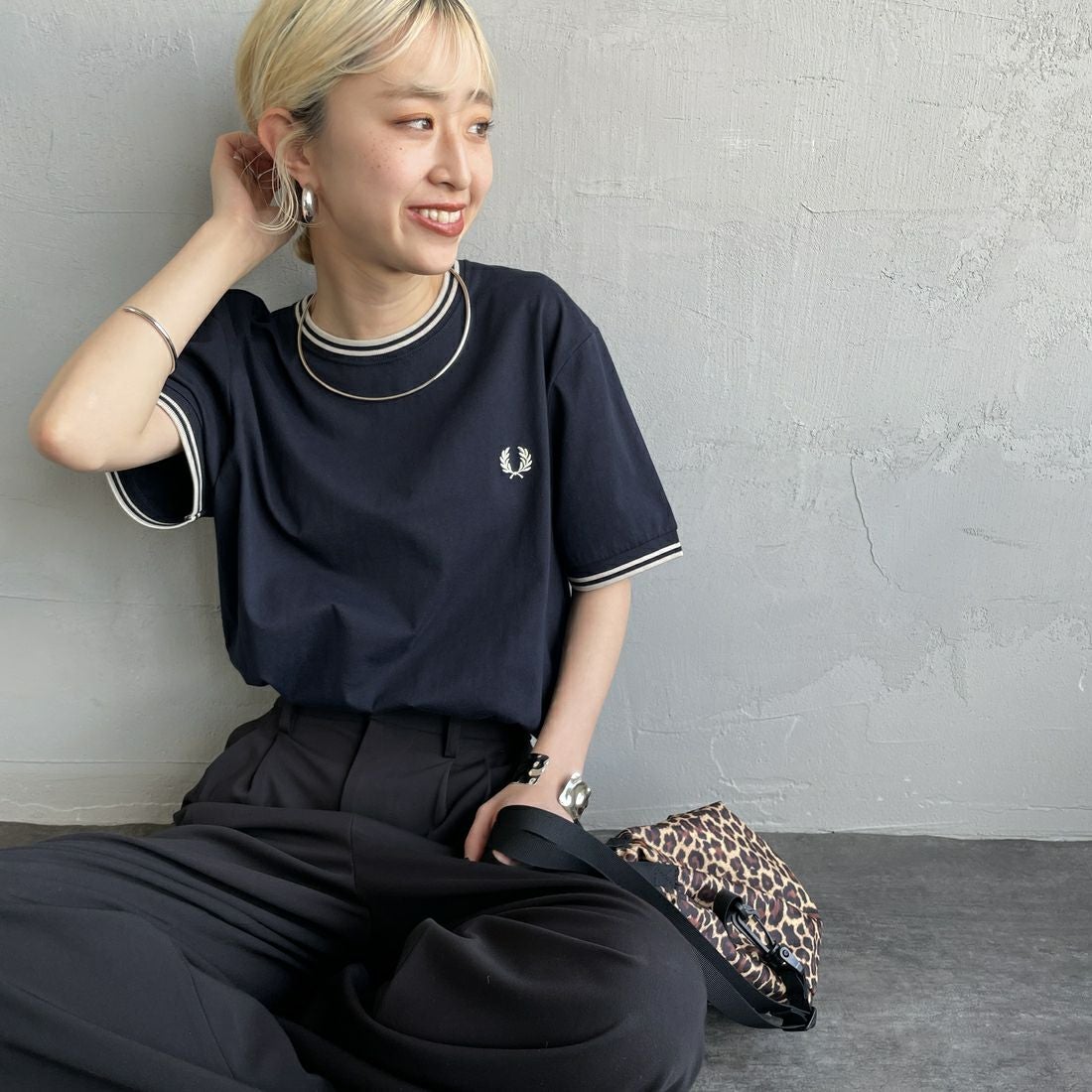 FRED PERRY [フレッドペリー] 別注 ツインティップライン ワンポイントロゴ刺繍Tシャツ [M1588-JF] NVY/OAT&&モデル身長：150cm 着用サイズ：S&&