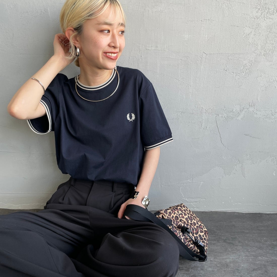 FRED PERRY [フレッドペリー] 別注 ツインティップライン ワンポイントロゴ刺繍Tシャツ [M1588-JF] NVY/OAT&&モデル身長：150cm 着用サイズ：S&&
