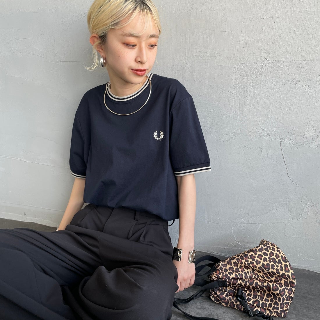 FRED PERRY [フレッドペリー] 別注 ツインティップライン ワンポイントロゴ刺繍Tシャツ [M1588-JF] NVY/OAT&&モデル身長：150cm 着用サイズ：S&&
