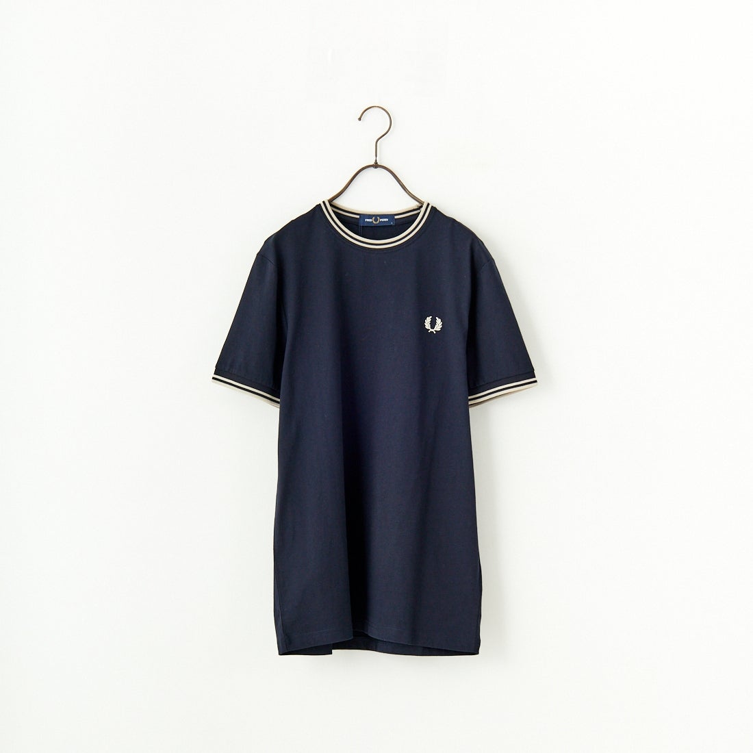 FRED PERRY [フレッドペリー] 別注 ツインティップライン ワンポイントロゴ刺繍Tシャツ [M1588-JF] NVY/OAT