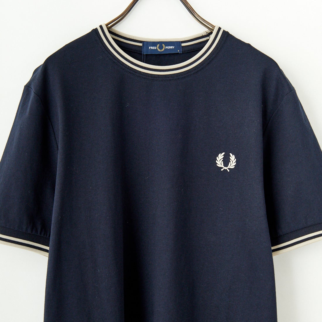 FRED PERRY [フレッドペリー] 別注 ツインティップライン ワンポイントロゴ刺繍Tシャツ [M1588-JF] NVY/OAT