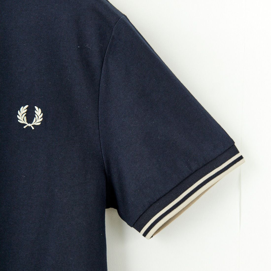 FRED PERRY [フレッドペリー] 別注 ツインティップライン ワンポイントロゴ刺繍Tシャツ [M1588-JF] NVY/OAT