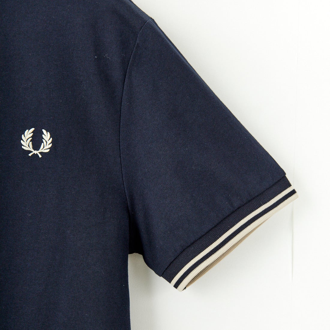 FRED PERRY [フレッドペリー] 別注 ツインティップライン ワンポイントロゴ刺繍Tシャツ [M1588-JF] NVY/OAT