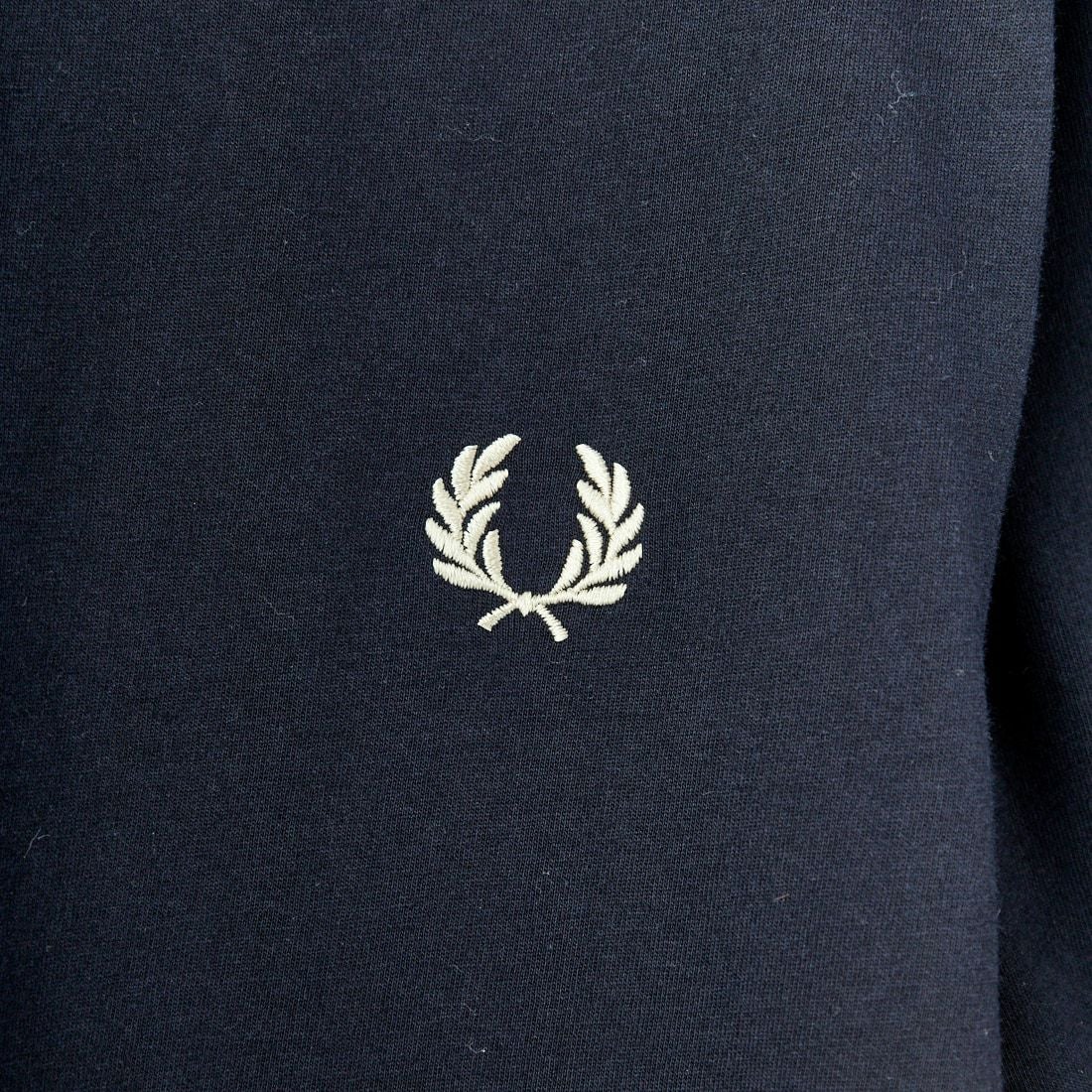 FRED PERRY [フレッドペリー] 別注 ツインティップライン ワンポイントロゴ刺繍Tシャツ [M1588-JF] NVY/OAT