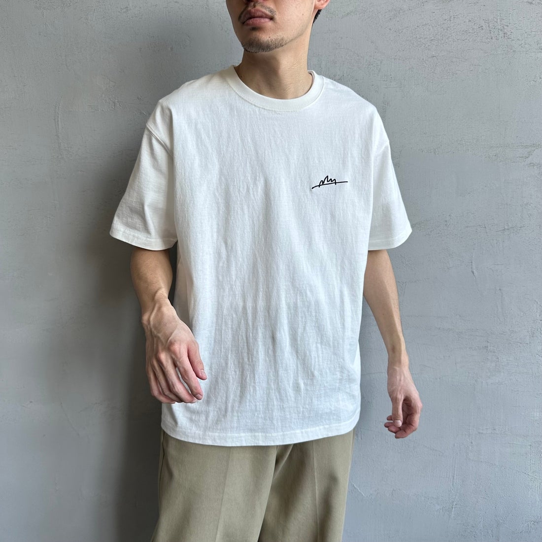 MANHATTAN PORTAGE [マンハッタンポーテージ] 別注 手描き風ロゴ バックプリントTシャツ [25SSMP-IN63-JF] WHITE &&モデル身長：168cm 着用サイズ：L&&
