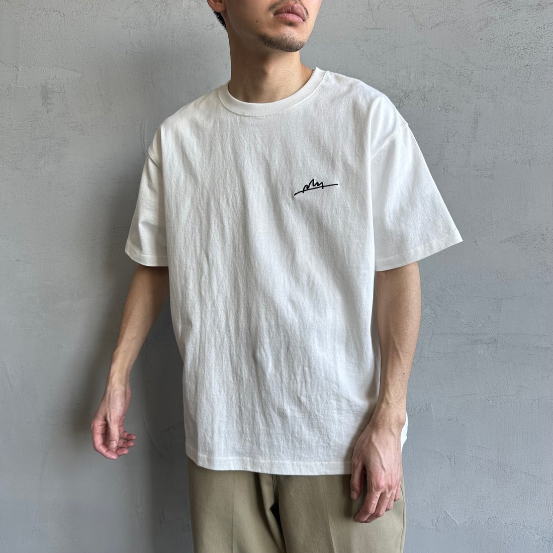 MANHATTAN PORTAGE [マンハッタンポーテージ] 別注 手描き風ロゴ バックプリントTシャツ [25SSMP-IN63-JF] WHITE &&モデル身長：168cm 着用サイズ：L&&