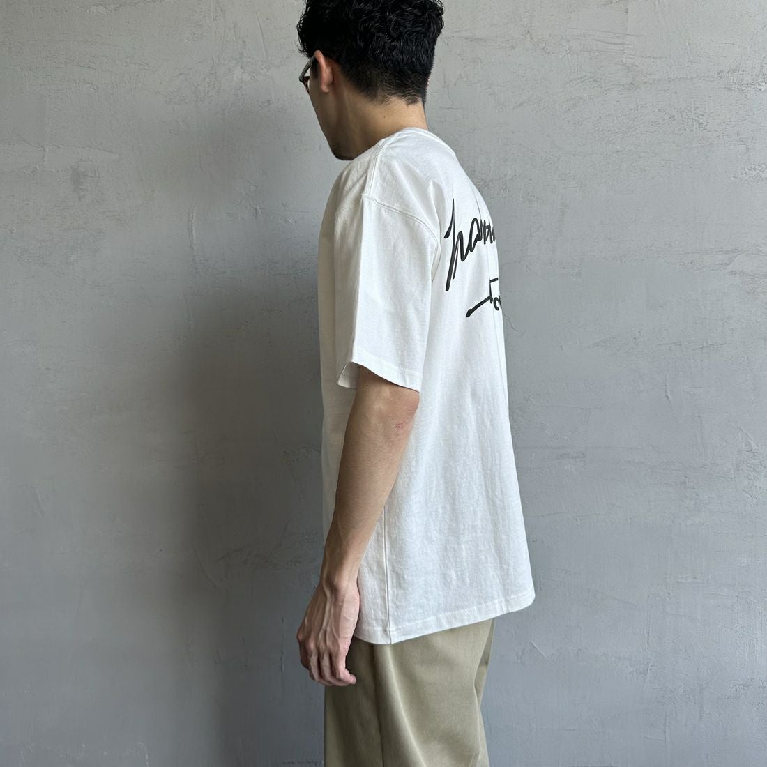 MANHATTAN PORTAGE [マンハッタンポーテージ] 別注 手描き風ロゴ バックプリントTシャツ [25SSMP-IN63-JF] WHITE &&モデル身長：168cm 着用サイズ：L&&