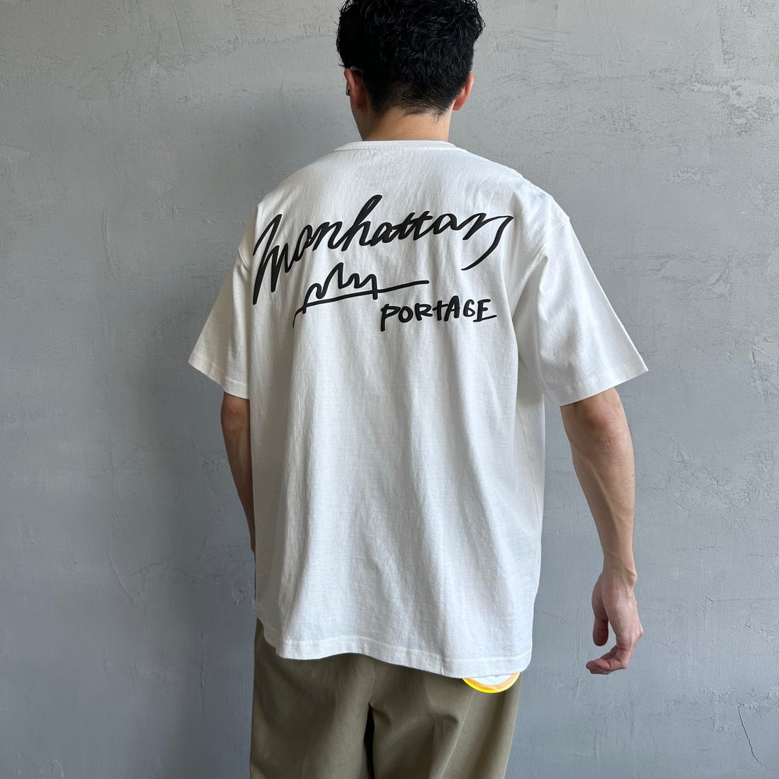 MANHATTAN PORTAGE [マンハッタンポーテージ] 別注 手描き風ロゴ バックプリントTシャツ [25SSMP-IN63-JF] WHITE &&モデル身長：168cm 着用サイズ：L&&