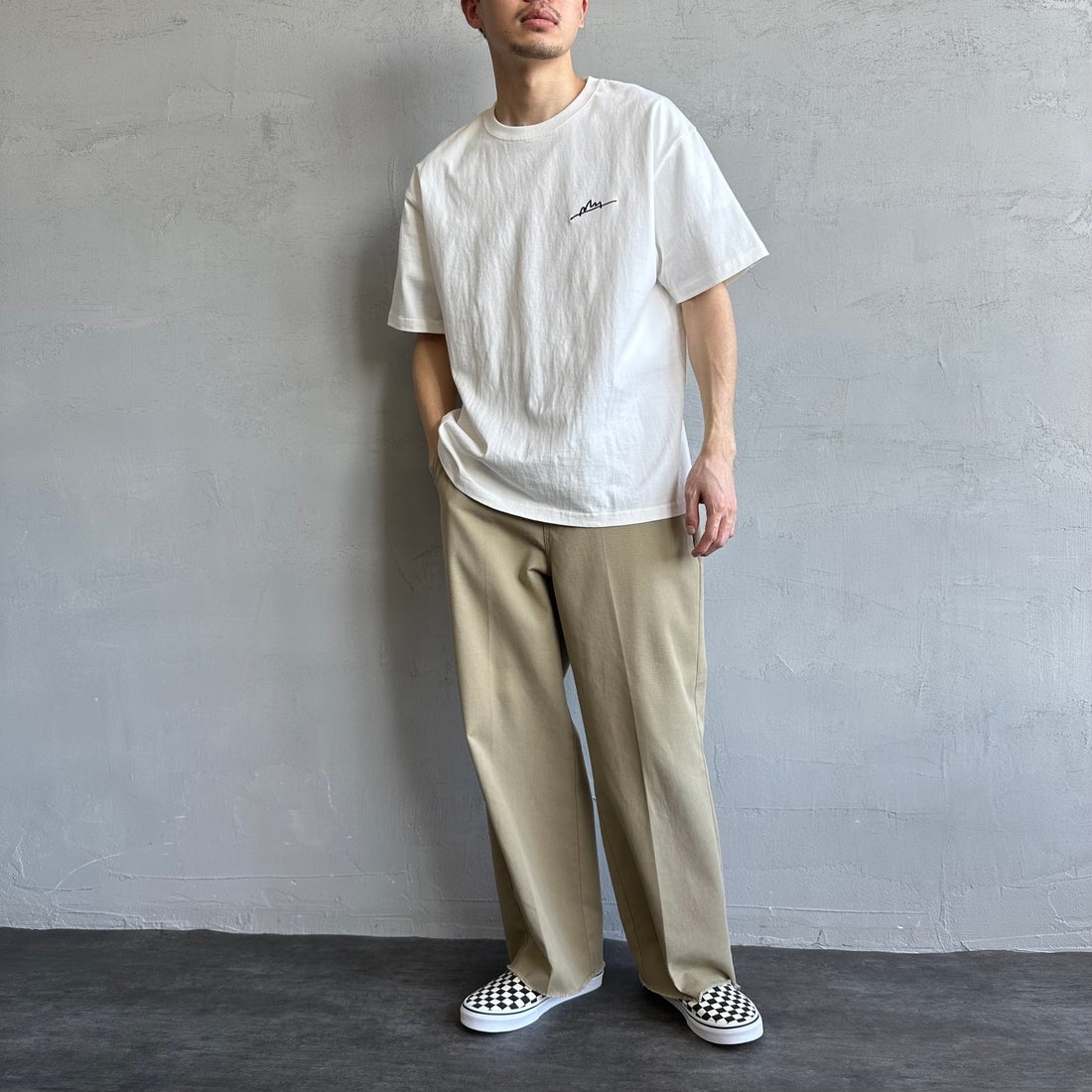 MANHATTAN PORTAGE [マンハッタンポーテージ] 別注 手描き風ロゴ バックプリントTシャツ [25SSMP-IN63-JF] WHITE &&モデル身長：168cm 着用サイズ：L&&