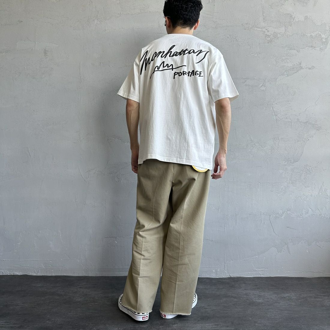 MANHATTAN PORTAGE [マンハッタンポーテージ] 別注 手描き風ロゴ バックプリントTシャツ [25SSMP-IN63-JF] WHITE &&モデル身長：168cm 着用サイズ：L&&