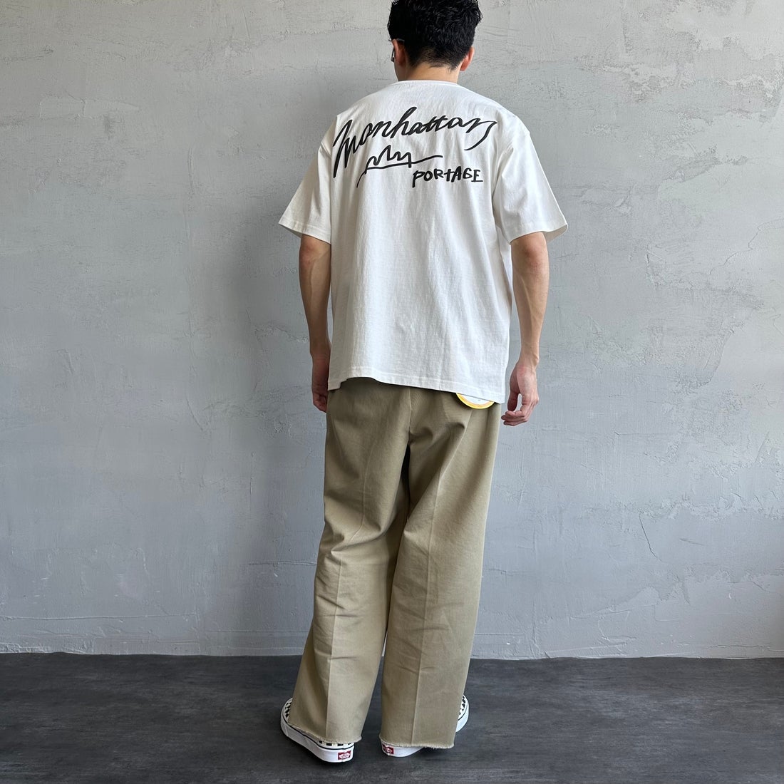 MANHATTAN PORTAGE [マンハッタンポーテージ] 別注 手描き風ロゴ バックプリントTシャツ [25SSMP-IN63-JF] WHITE &&モデル身長：168cm 着用サイズ：L&&