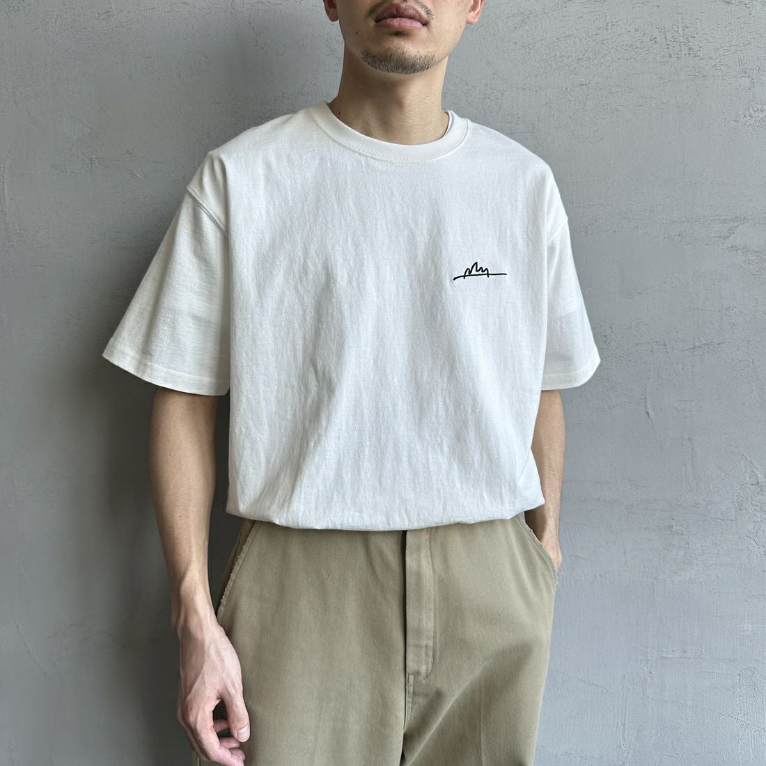 MANHATTAN PORTAGE [マンハッタンポーテージ] 別注 手描き風ロゴ バックプリントTシャツ [25SSMP-IN63-JF] WHITE &&モデル身長：168cm 着用サイズ：L&&