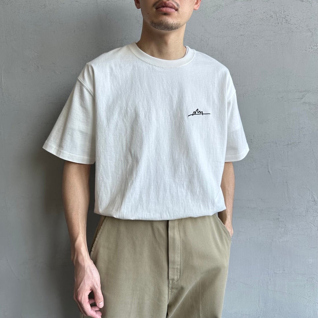 MANHATTAN PORTAGE [マンハッタンポーテージ] 別注 手描き風ロゴ バックプリントTシャツ [25SSMP-IN63-JF] WHITE &&モデル身長：168cm 着用サイズ：L&&
