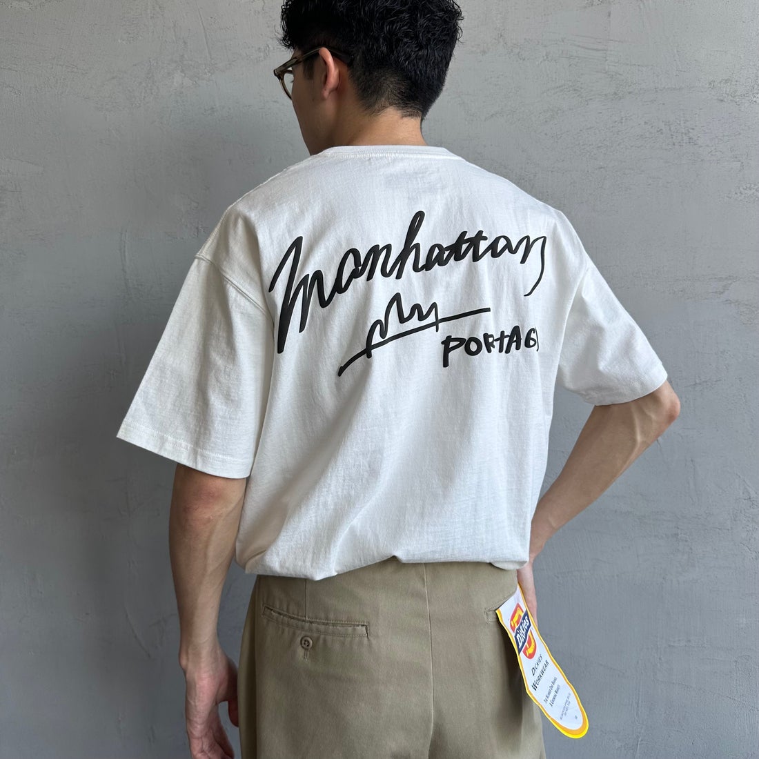 MANHATTAN PORTAGE [マンハッタンポーテージ] 別注 手描き風ロゴ バックプリントTシャツ [25SSMP-IN63-JF] WHITE &&モデル身長：168cm 着用サイズ：L&&