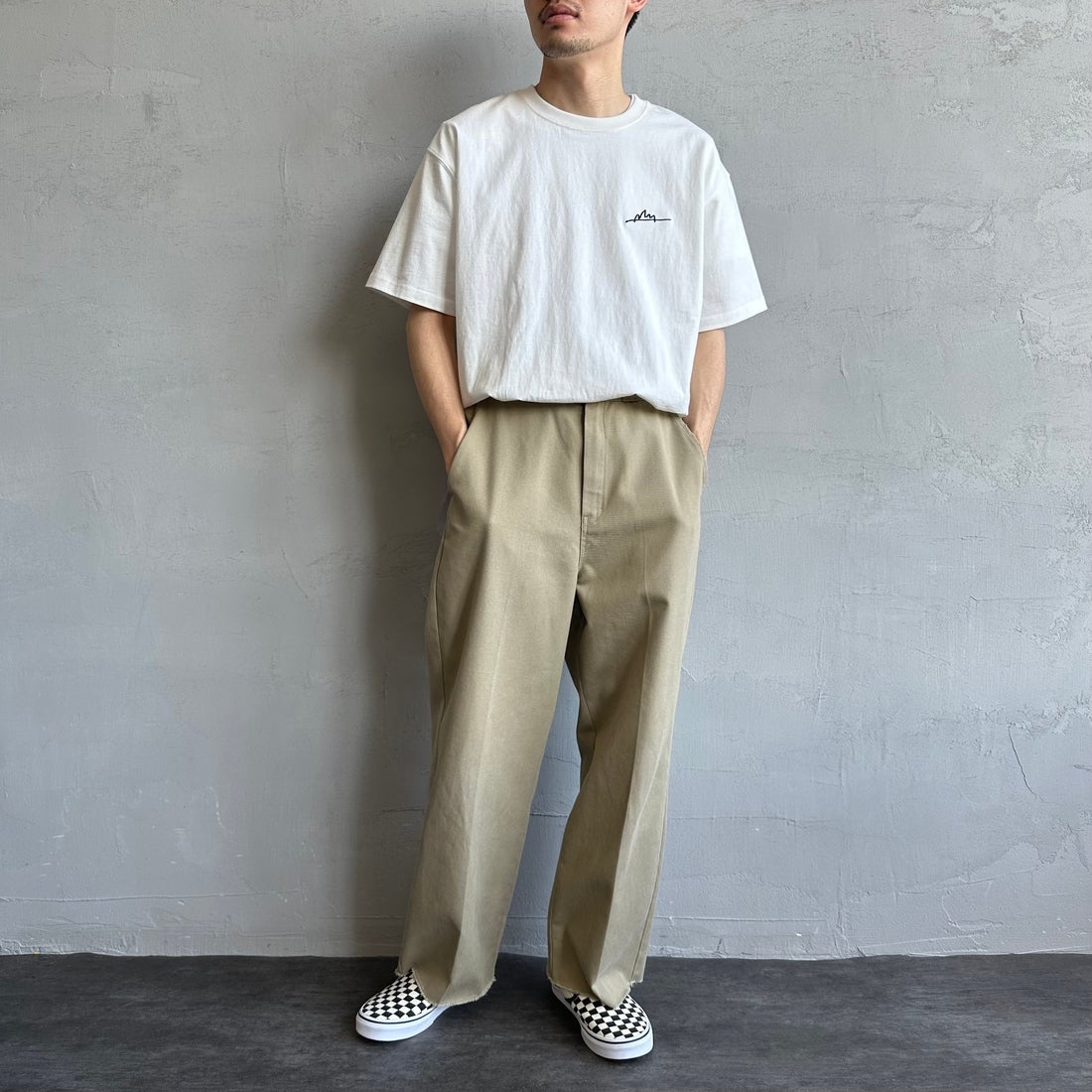 MANHATTAN PORTAGE [マンハッタンポーテージ] 別注 手描き風ロゴ バックプリントTシャツ [25SSMP-IN63-JF] WHITE &&モデル身長：168cm 着用サイズ：L&&