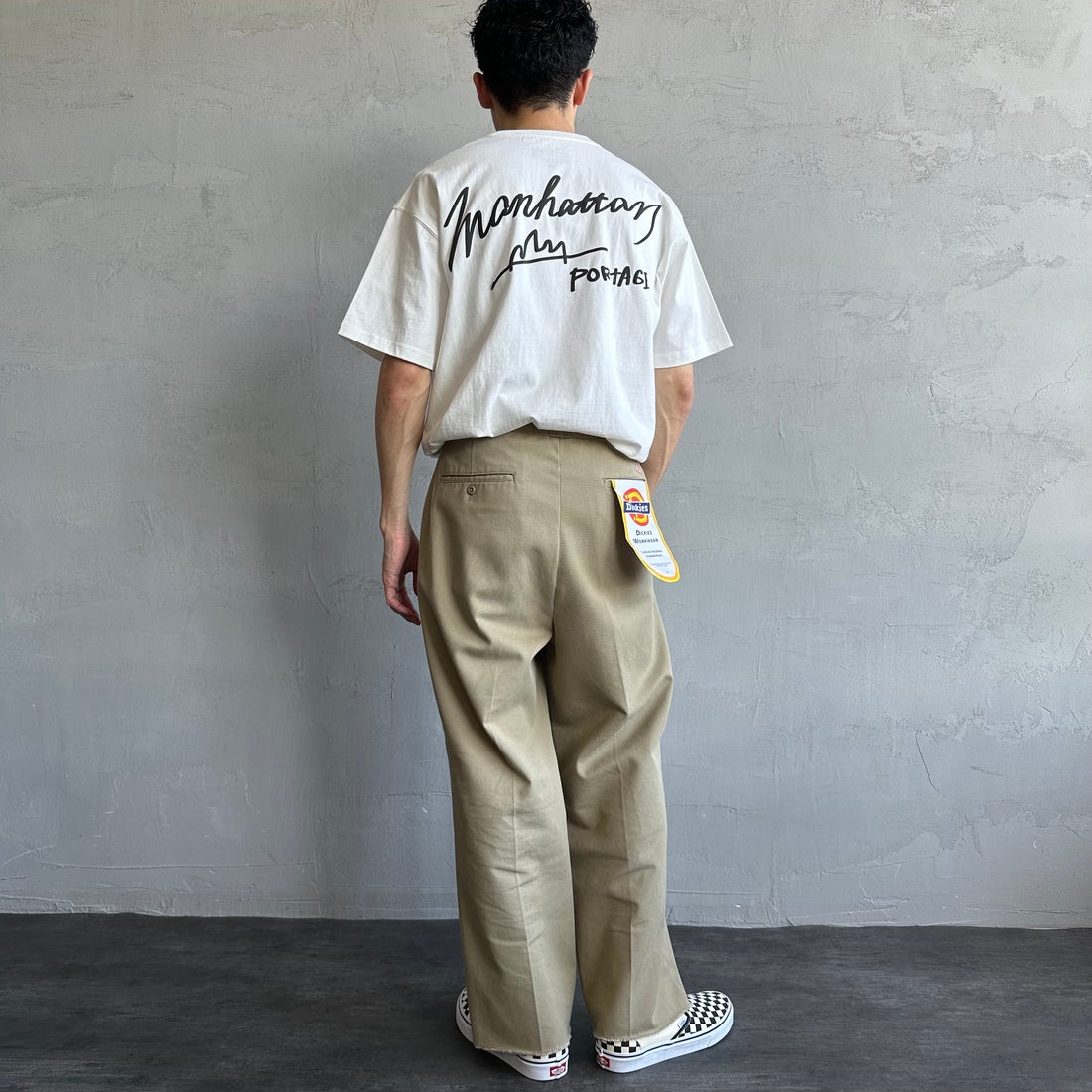 MANHATTAN PORTAGE [マンハッタンポーテージ] 別注 手描き風ロゴ バックプリントTシャツ [25SSMP-IN63-JF] WHITE &&モデル身長：168cm 着用サイズ：L&&