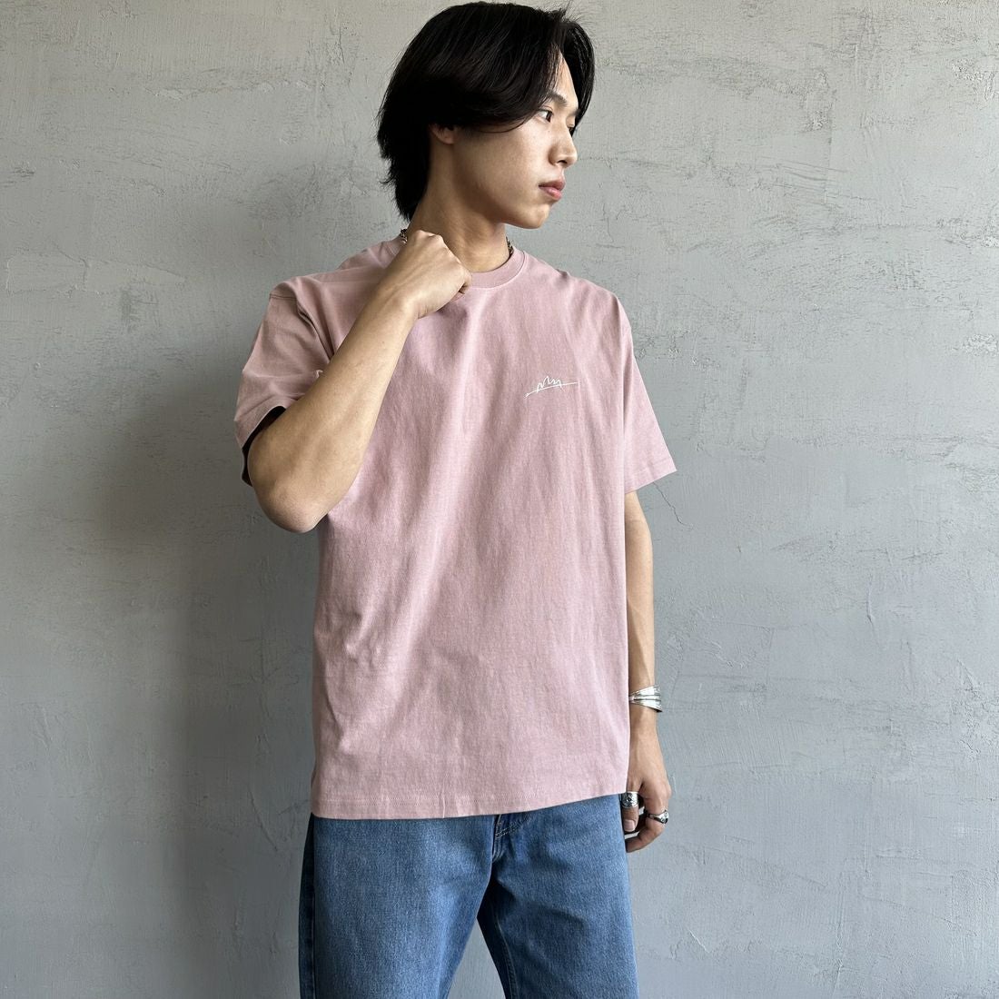 MANHATTAN PORTAGE [マンハッタンポーテージ] 別注 手描き風ロゴ バックプリントTシャツ [25SSMP-IN63-JF] PINK &&モデル身長：179cm 着用サイズ：L&&