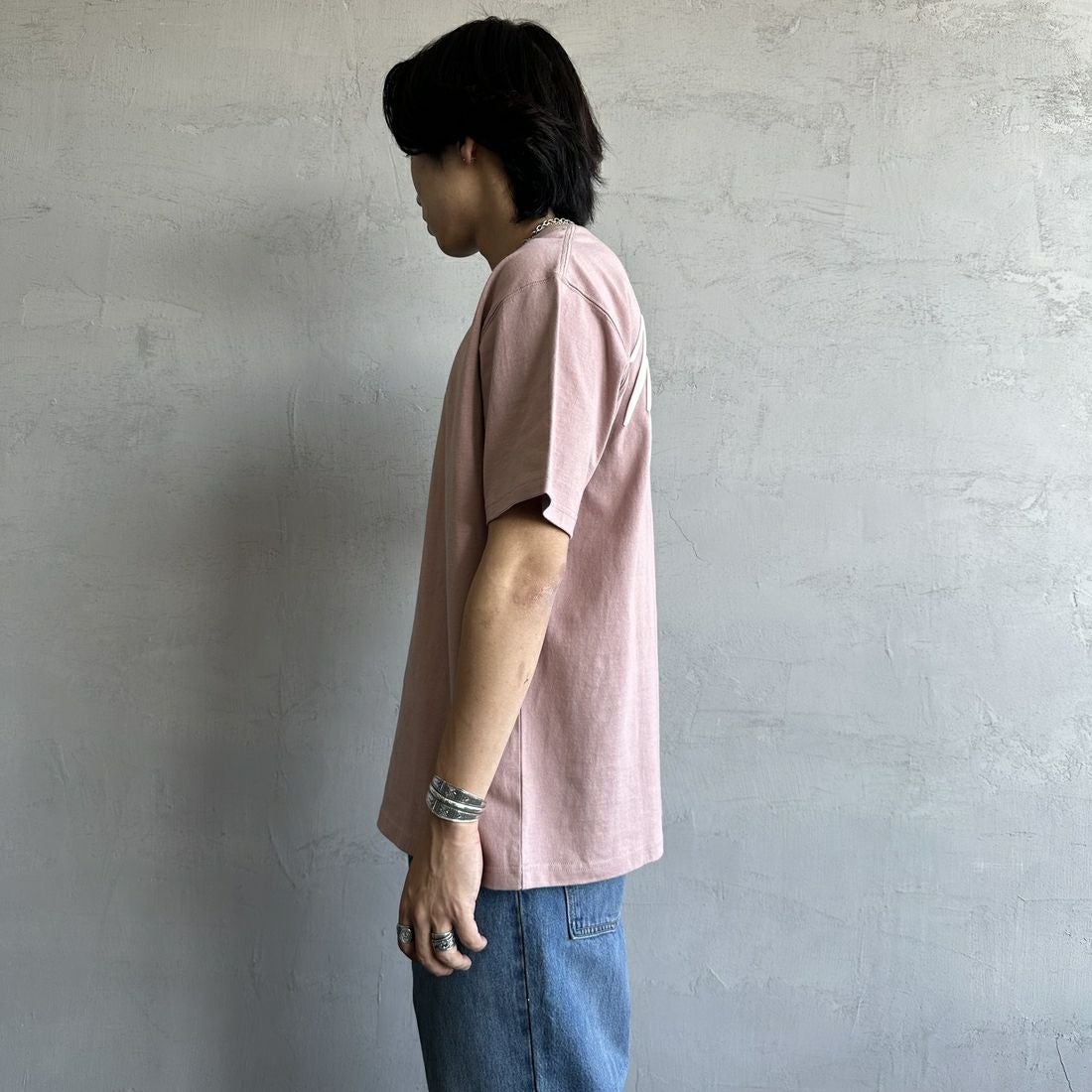 MANHATTAN PORTAGE [マンハッタンポーテージ] 別注 手描き風ロゴ バックプリントTシャツ [25SSMP-IN63-JF] PINK &&モデル身長：179cm 着用サイズ：L&&