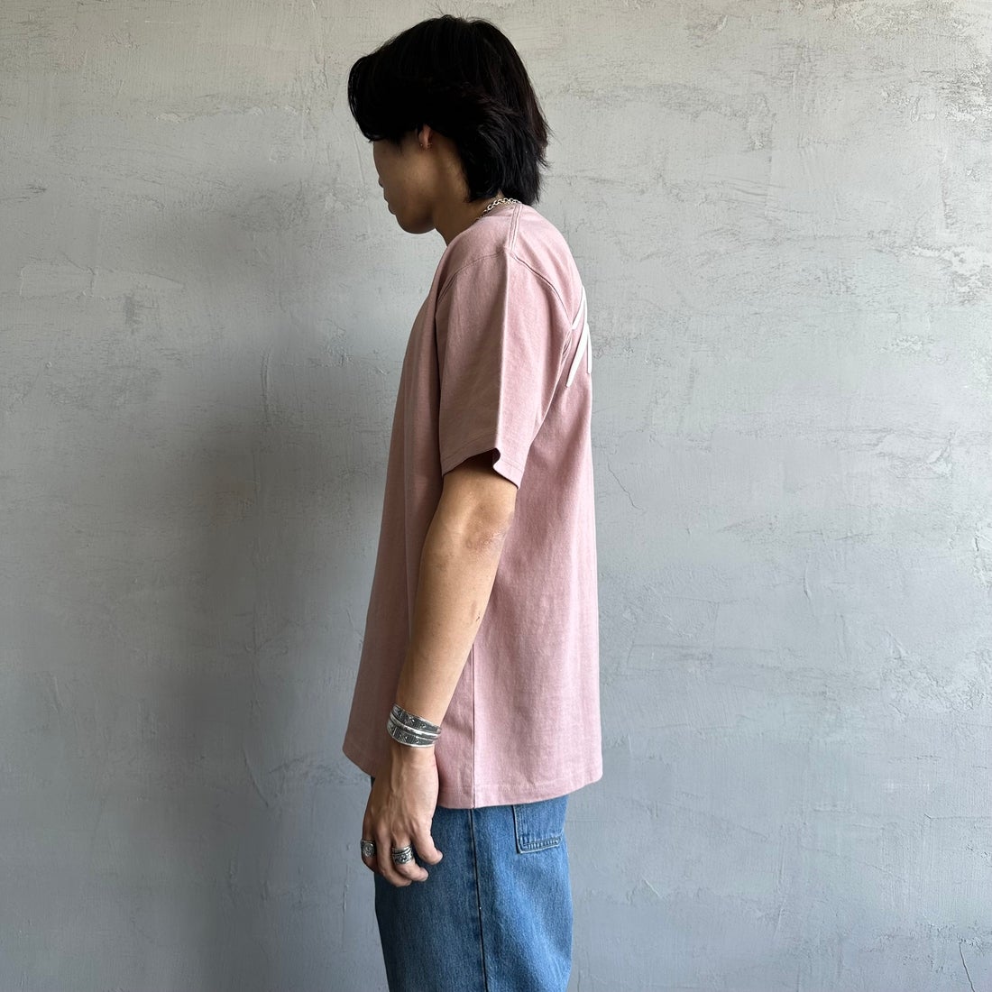 MANHATTAN PORTAGE [マンハッタンポーテージ] 別注 手描き風ロゴ バックプリントTシャツ [25SSMP-IN63-JF] PINK &&モデル身長：179cm 着用サイズ：L&&