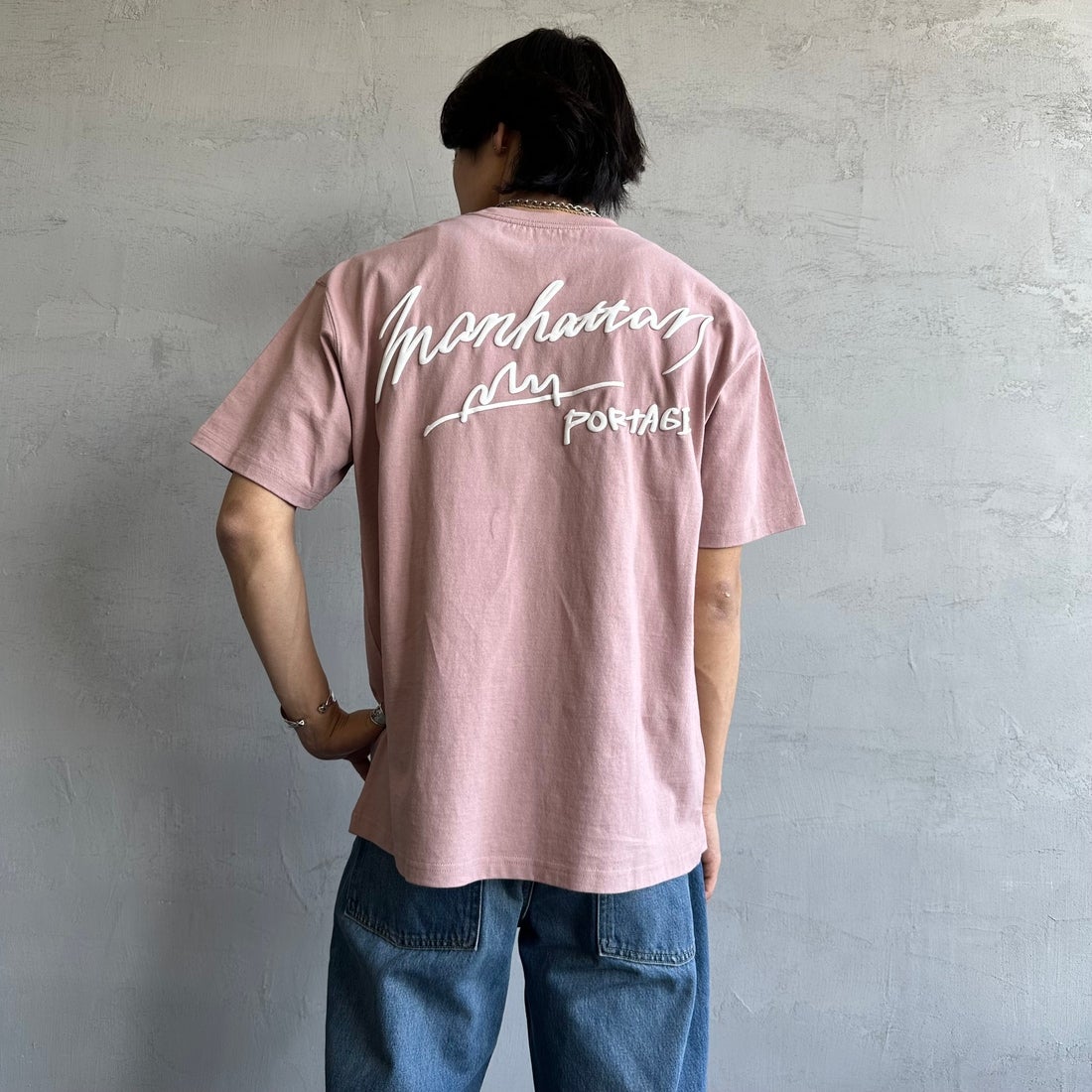 MANHATTAN PORTAGE [マンハッタンポーテージ] 別注 手描き風ロゴ バックプリントTシャツ [25SSMP-IN63-JF] PINK &&モデル身長：179cm 着用サイズ：L&&