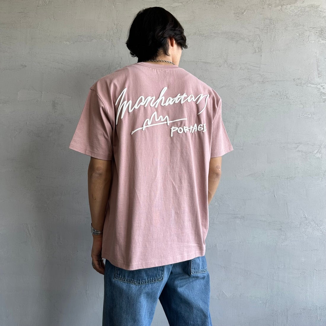 MANHATTAN PORTAGE [マンハッタンポーテージ] 別注 手描き風ロゴ バックプリントTシャツ [25SSMP-IN63-JF] PINK &&モデル身長：179cm 着用サイズ：L&&