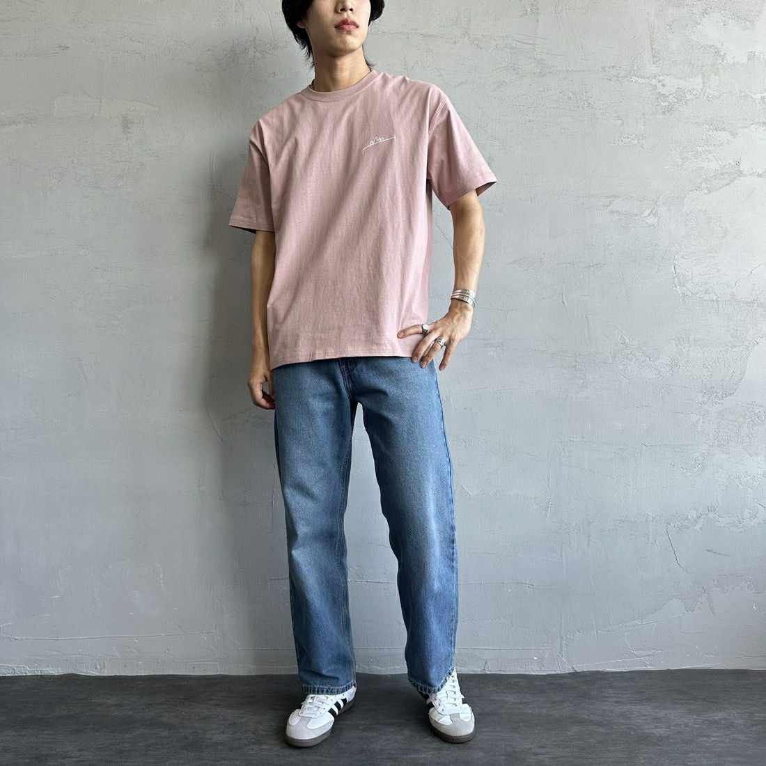MANHATTAN PORTAGE [マンハッタンポーテージ] 別注 手描き風ロゴ バックプリントTシャツ [25SSMP-IN63-JF] PINK &&モデル身長：179cm 着用サイズ：L&&