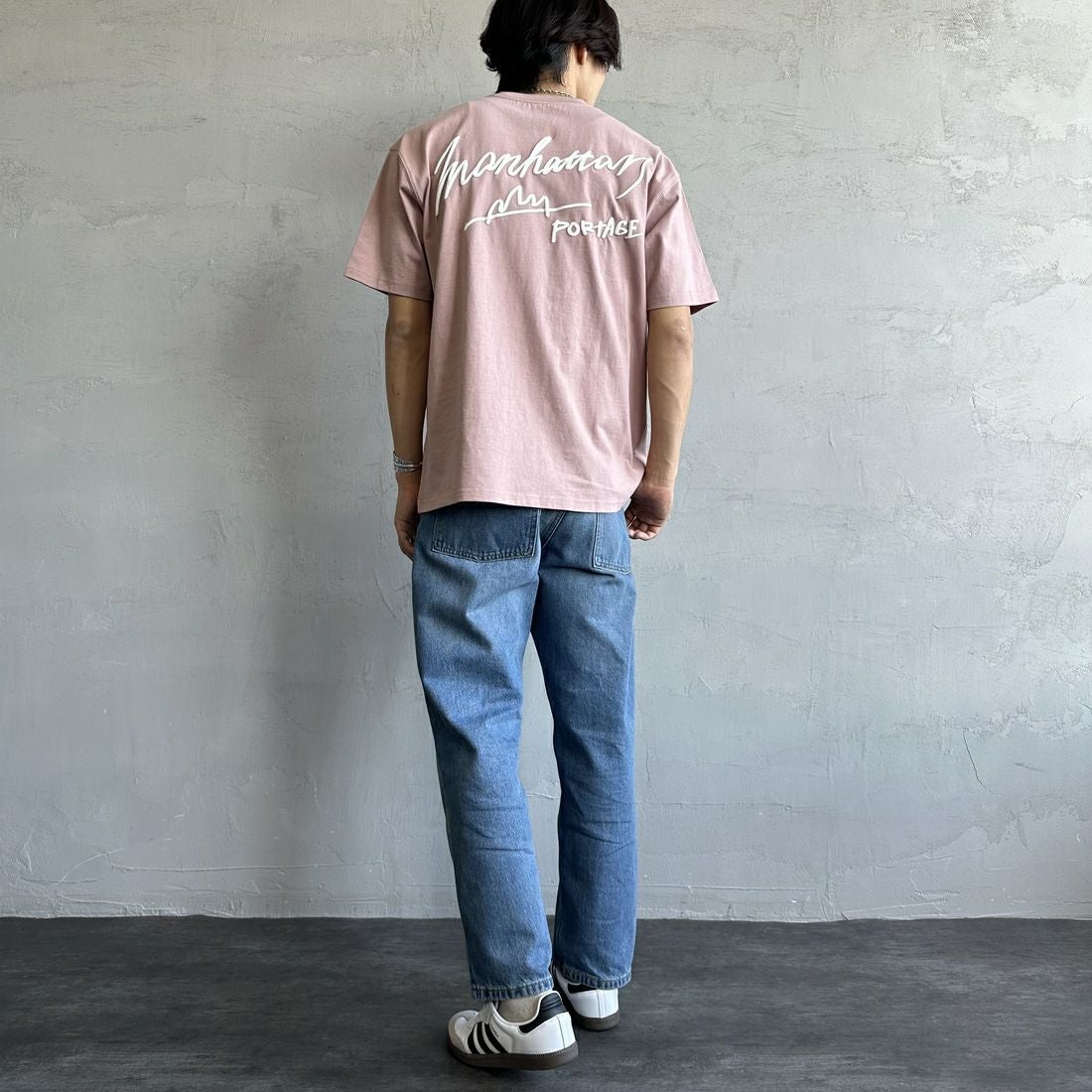 MANHATTAN PORTAGE [マンハッタンポーテージ] 別注 手描き風ロゴ バックプリントTシャツ [25SSMP-IN63-JF] PINK &&モデル身長：179cm 着用サイズ：L&&