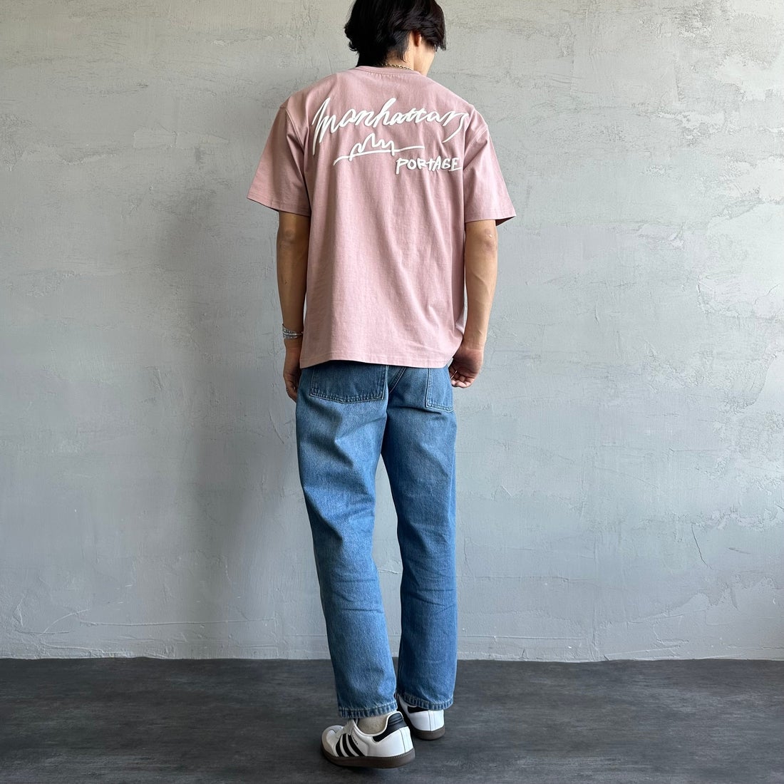 MANHATTAN PORTAGE [マンハッタンポーテージ] 別注 手描き風ロゴ バックプリントTシャツ [25SSMP-IN63-JF] PINK &&モデル身長：179cm 着用サイズ：L&&