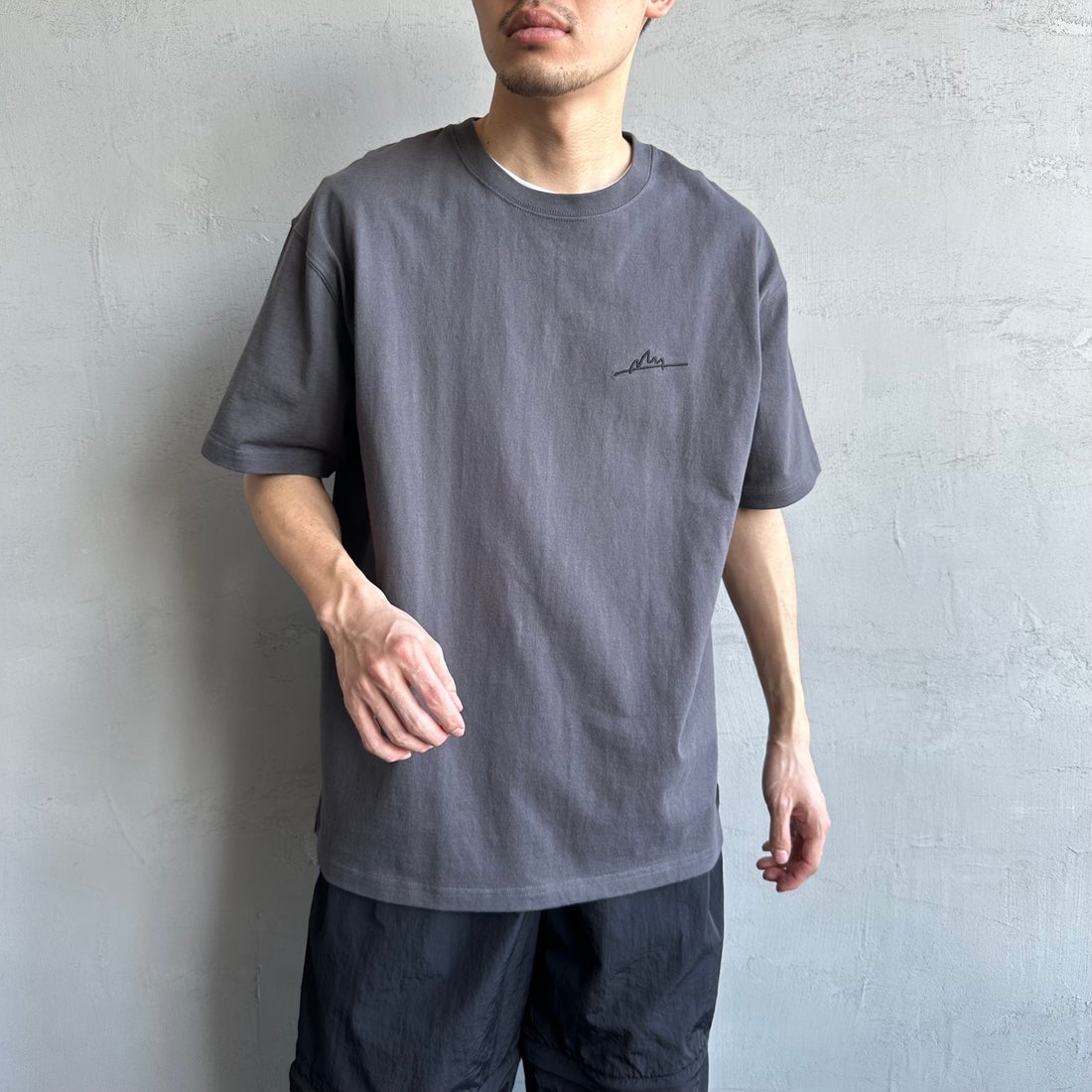 MANHATTAN PORTAGE [マンハッタンポーテージ] 別注 手描き風ロゴ バックプリントTシャツ [25SSMP-IN63-JF] CHARCOAL &&モデル身長：168cm 着用サイズ：L&&