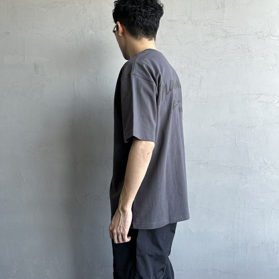 MANHATTAN PORTAGE [マンハッタンポーテージ] 別注 手描き風ロゴ バックプリントTシャツ [25SSMP-IN63-JF] CHARCOAL &&モデル身長：168cm 着用サイズ：L&&