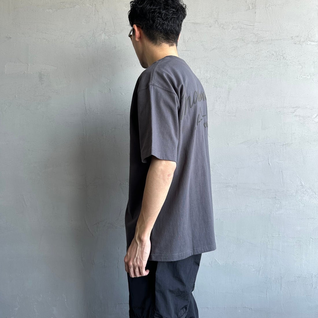 MANHATTAN PORTAGE [マンハッタンポーテージ] 別注 手描き風ロゴ バックプリントTシャツ [25SSMP-IN63-JF] CHARCOAL &&モデル身長：168cm 着用サイズ：L&&